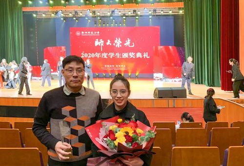 05色漫
优秀研究生指导教师颁奖典礼上宋永利和研究生合影