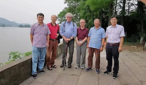 06宋永利（右1）与动力系统领域的国际知名专家Peter Bates教授（右4）、李继彬教授（右2）、李佳教授（右3）、韩茂安教授（右5）、张同华教授（右6）在一起