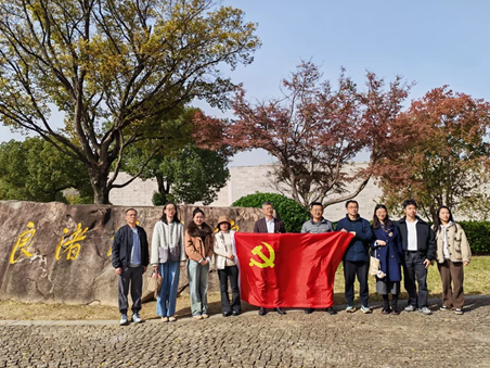 党员们在良渚博物院合影留念
